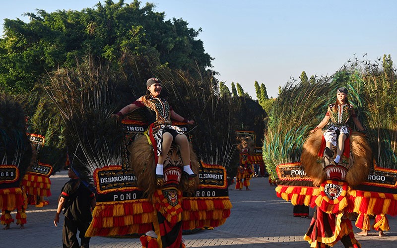 Pertunjukan Reog Massal di Alun-Alun Ponorogo - Bagian 1