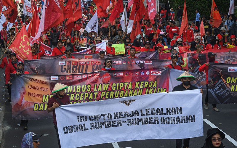 Ribuan Buruh Unjuk Rasa Tuntut Pemerintah dan DPR Cabut UU Ciptaker - Bagian 3