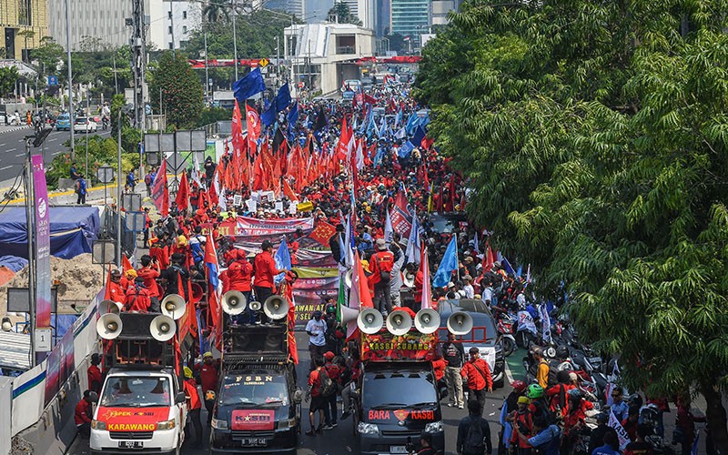 Ribuan Buruh Unjuk Rasa Tuntut Pemerintah dan DPR Cabut UU Ciptaker - Bagian 2