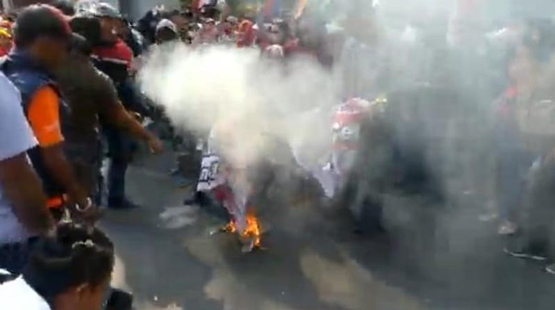 title Ratusan Warga di Banyumas Demo Tuntut Penjarakan Rocky Gerung atas Penghinaan Jokowi Ratusan Warga di Banyumas Demo Tuntut Penjarakan Rocky Gerung atas Penghinaan Jokowi