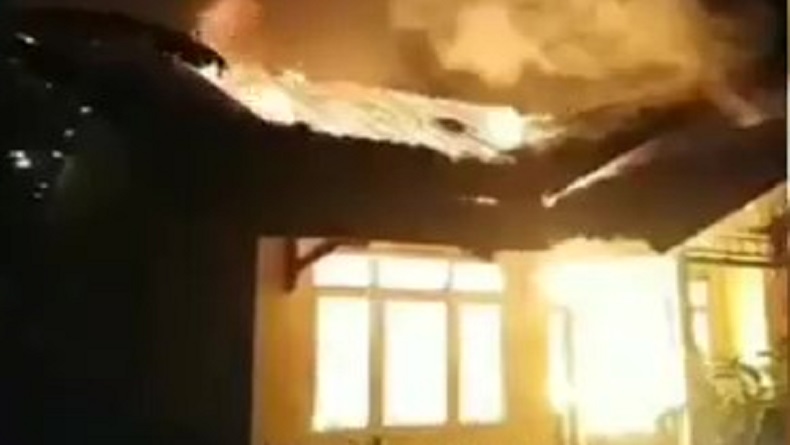 Rumah di Padasuka Sumedang Terbakar Hebat, Warga Panik Berhamburan Keluar 