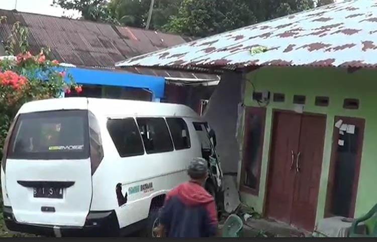 Kecelakaan di Pasaman, Mobil Travel Tabrak Rumah Warga hingga Dinding Ambrol