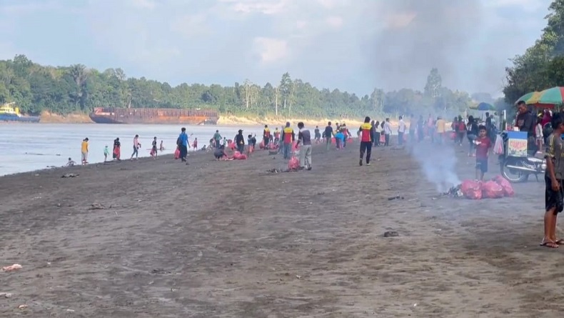 Musim Kemarau, Warga Kutai Barat Gotong Royong Bersihkan Bantaran Sungai Mahakam