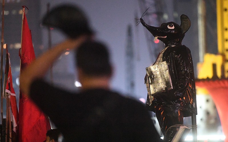 Aksi Buruh hingga Malam, Massa Bakar Pembatas Jalan - Bagian 3