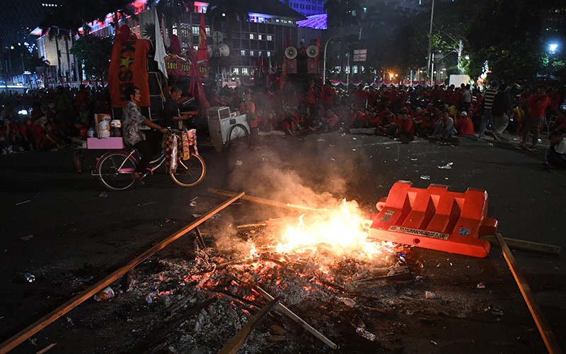Aksi Buruh hingga Malam, Massa Bakar Pembatas Jalan - Bagian 2