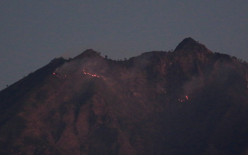 Kebakaran Gunung Merapi Ungup-Ungup Meluas Sejak 3 Hari - Bagian 1