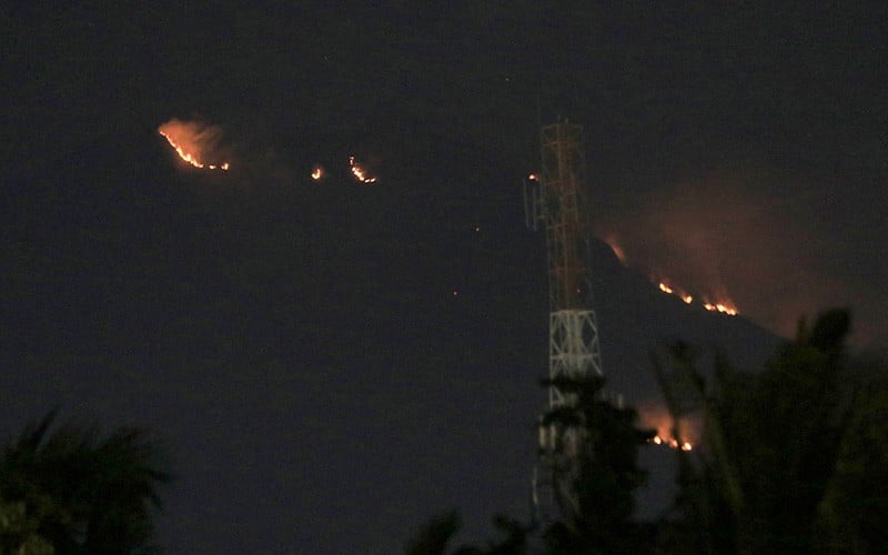 Kebakaran Gunung Merapi Ungup-Ungup Meluas Sejak 3 Hari - Bagian 2
