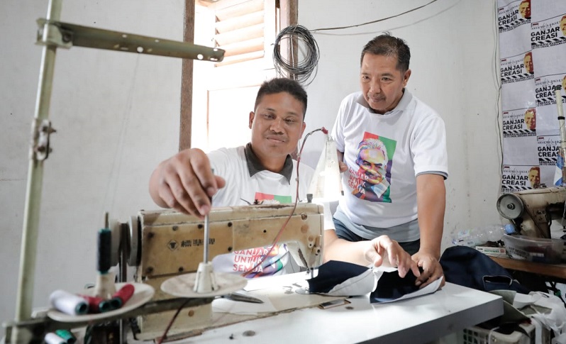 Kuatkan Ekonomi Perdesaan, Relawan Ganjar Creasi Latih Pemuda Sidoarjo Bikin Topi 