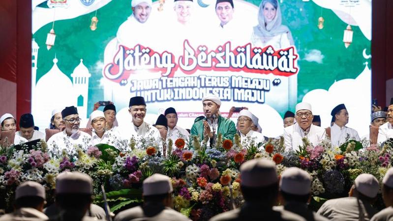 title Jateng Bersholawat, Habib Bidin: Pak Ganjar Boleh Pensiun dari Gubernur, Tapi Tidak di Hati Kita Jateng Bersholawat, Habib Bidin: Pak Ganjar Boleh Pensiun dari Gubernur, Tapi Tidak di Hati Kita