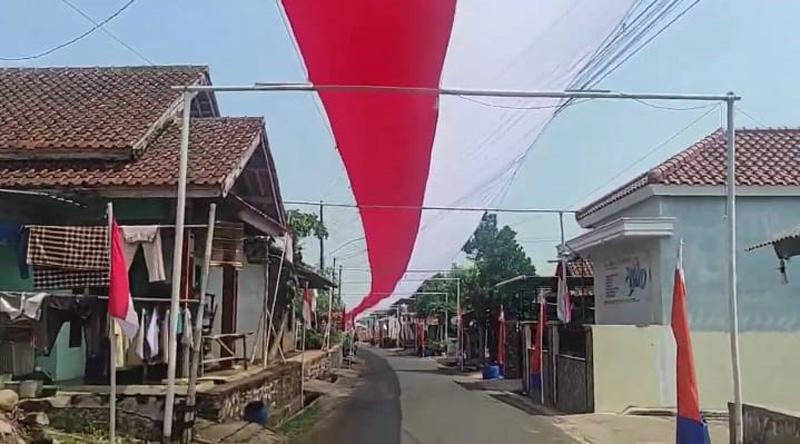 Sambut HUT ke-78 RI, Warga Pekalongan Bentangkan Kain Merah Putih Sepanjang 300 Meter