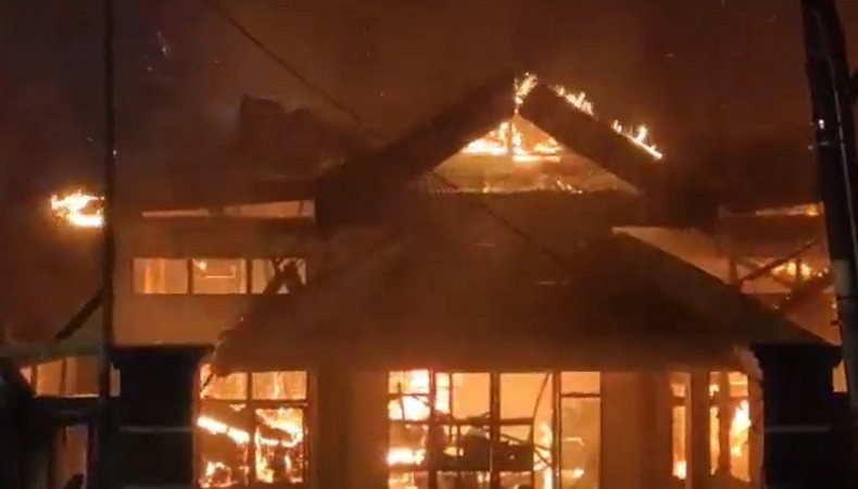 Kebakaran Hebat di Baubau, Gedung Kampus Terbakar Diduga akibat Korsleting Listrik