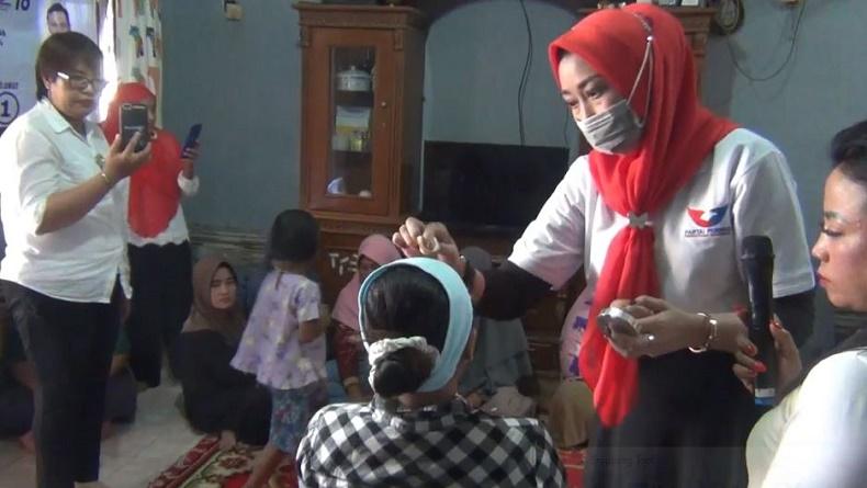 Ibu-Ibu di Palembang Senang Dapat Pelatihan Makeup Artist dari Kartini Partai Perindo