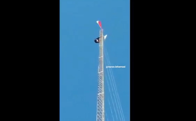 title Viral Pemuda di Maros Panjat Tower 20 Meter untuk Kibarkan Bendera Merah Putih Viral Pemuda di Maros Panjat Tower 20 Meter untuk Kibarkan Bendera Merah Putih