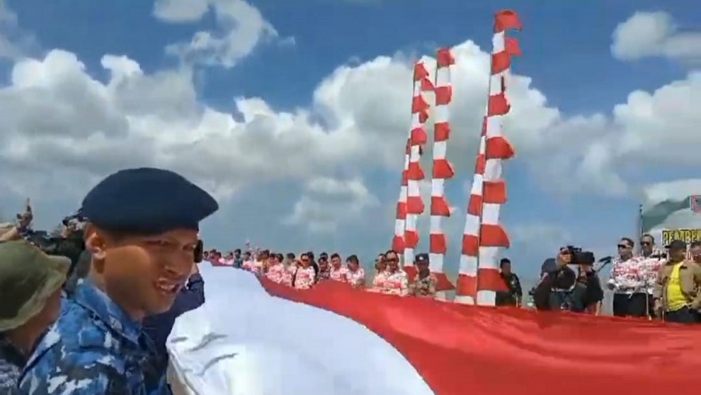 HUT Kemerdekaan RI, Forkopimda Kalsel Bentangkan Bendera Merah Putih Raksasa di Pantai Batakan