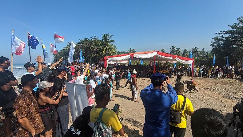 Wisatawan Mancanegara Terpesona Lihat Atraksi Debus di Pantai Cimaja Sukabumi
