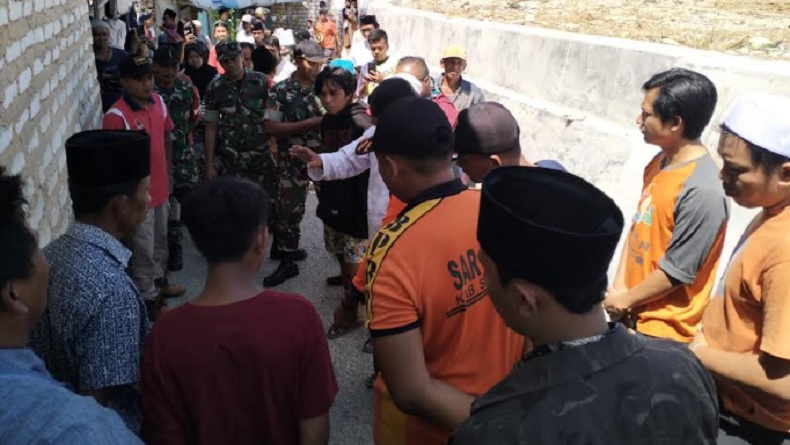 title Dentuman Misterius dari Dalam Tanah, Warga Sumenep Panik Berhamburan Keluar Rumah Dentuman Misterius dari Dalam Tanah, Warga Sumenep Panik Berhamburan Keluar Rumah