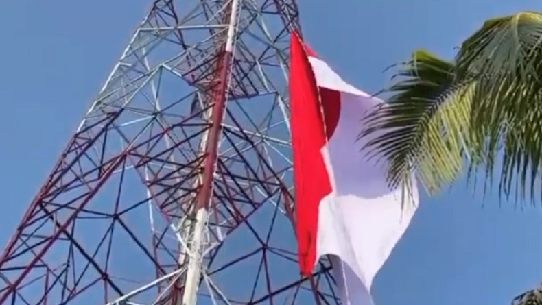 title Keren, Bendera Merah Putih Raksasa Berkibar di Tower Setinggi 80 Meter Pekanbaru Keren, Bendera Merah Putih Raksasa Berkibar di Tower Setinggi 80 Meter Pekanbaru