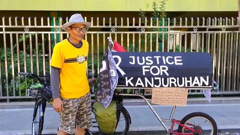 Tolak Lupa Tragedi Kanjuruhan, ASN Kayuh Sepeda dari Malang ke Jakarta Tiba di Cirebon