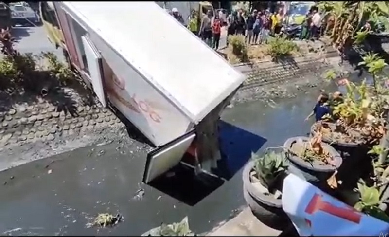 Kecelakaan di Sidoarjo, Pengemudi Truk Boks Tewas Tertabrak Kendaraan Sendiri
