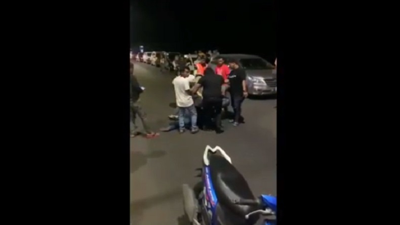 Viral 1 Wanita Dianiaya 2 Pria di Jalanan Kota Parepare, Warga Melerai Dibuat Kewalahan