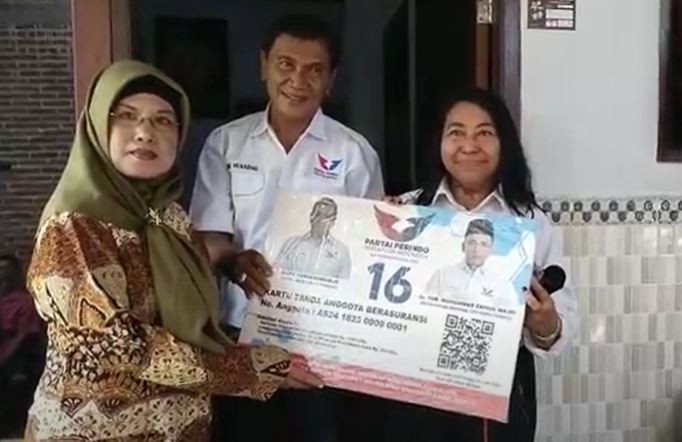 Warga Gondang Tulungagung Semringah Dapat KTA Berasuransi dari Partai Perindo