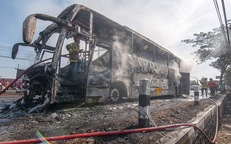 Penampakan Bus Pariwisata Hangus Terbakar di Jalan Solo-Yogyakarta - Bagian 3