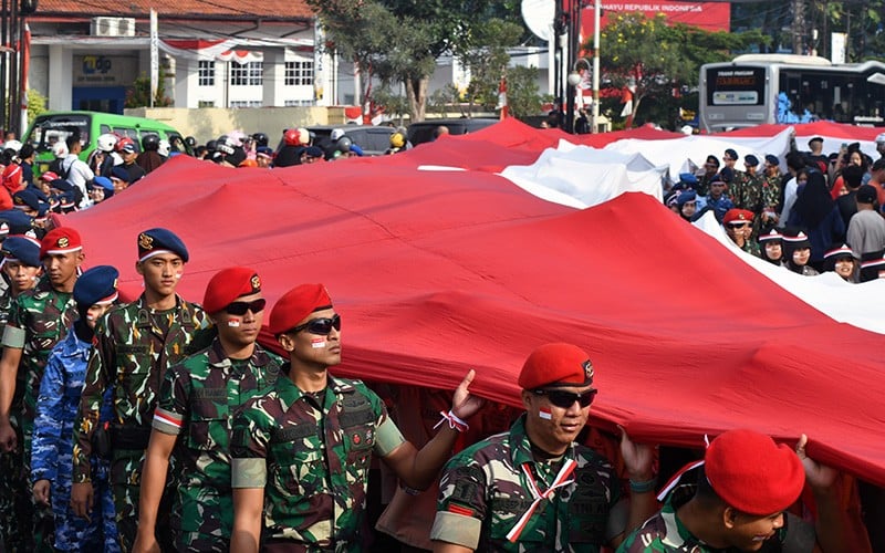 Kirab Bendera Merah Putih Sepanjang 100 Meter di Bogor - Bagian 3