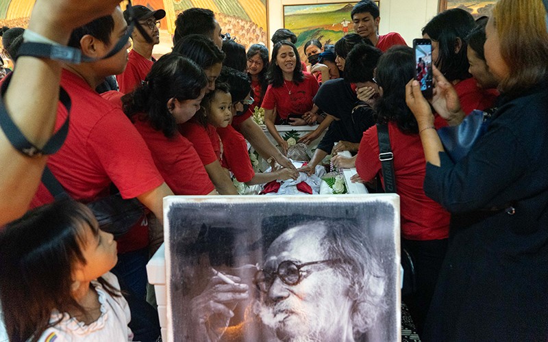 Aksi Teatrikal Seniman Pantomim di Samping Jenazah Pelukis Djoko Pekik - Bagian 2