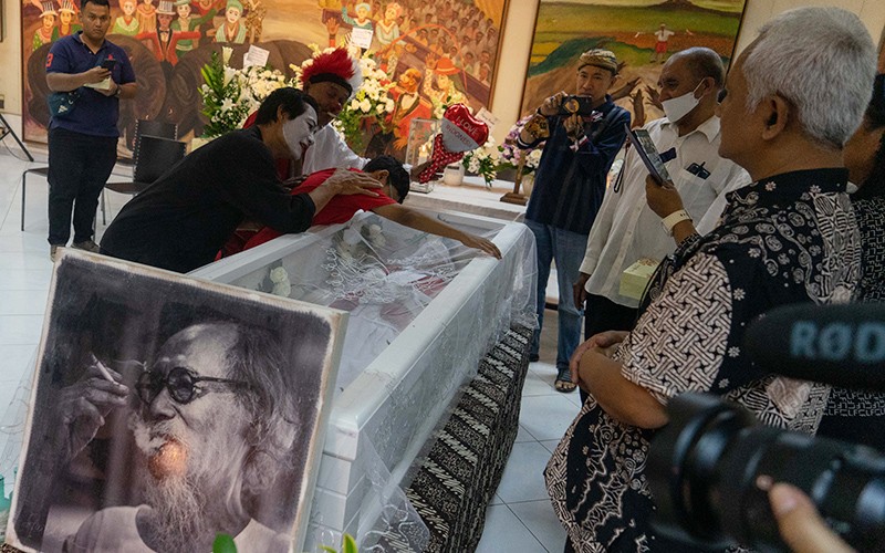 Aksi Teatrikal Seniman Pantomim di Samping Jenazah Pelukis Djoko Pekik - Bagian 1