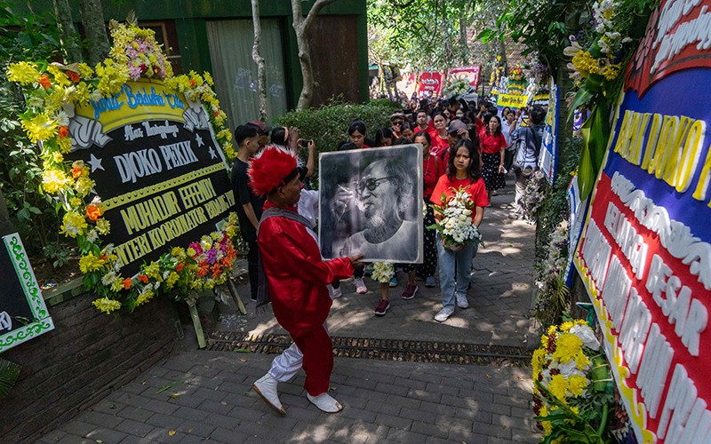 Aksi Teatrikal Seniman Pantomim di Samping Jenazah Pelukis Djoko Pekik - Bagian 3