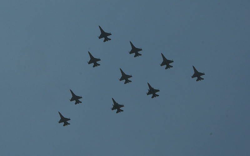 Formasi Pesawat Tempur TNI AU Bergemuruh di Langit Jakarta - Bagian 2