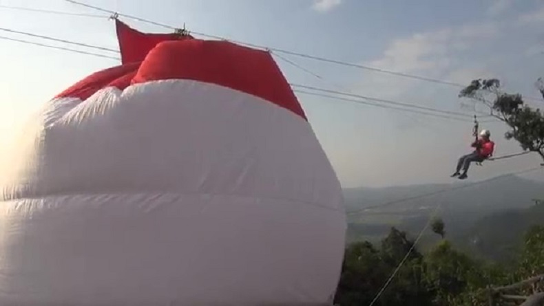 HUT ke-78 RI, Bupati Subang Kibarkan Bendera Raksasa di Ketinggian 75 Meter