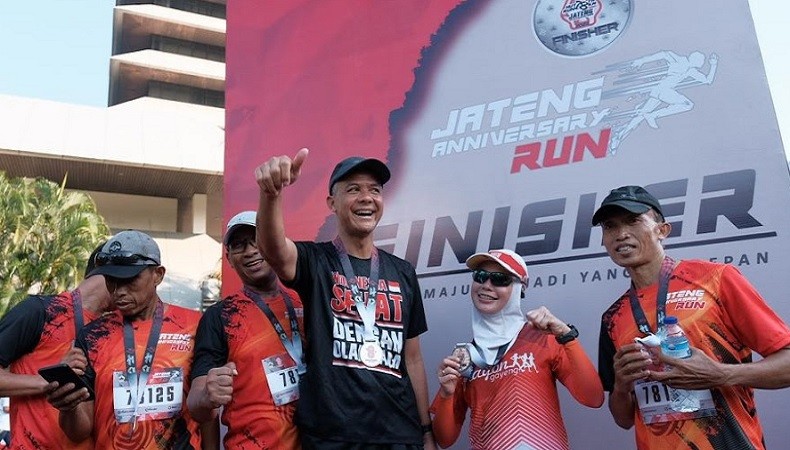 Momen Ganjar Dikalungi Medali Oleh Istri Saat Finish 10k Jateng momen-ganjar-dikalungi-medali-oleh-istri-saat-finish-10k-jateng