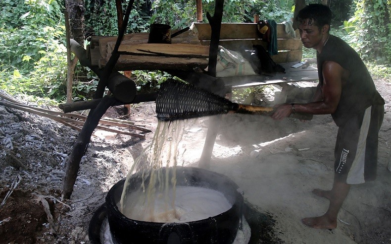 Melihat Pembuatan Gula Aren, Hasil Bumi Maluku yang Butuh Perhatian Pemerintah