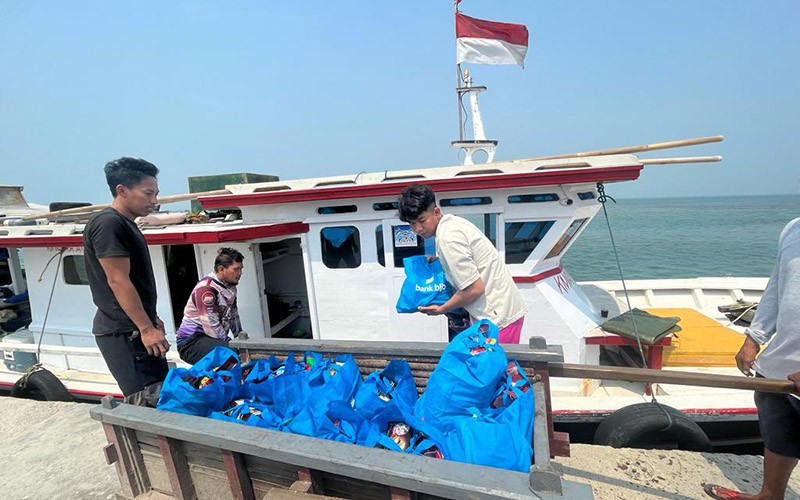 Tepat Sasaran, bank bjb Salurkan Ratusan Paket Sembako Door to Door di Pulau Panjang - Bagian 4