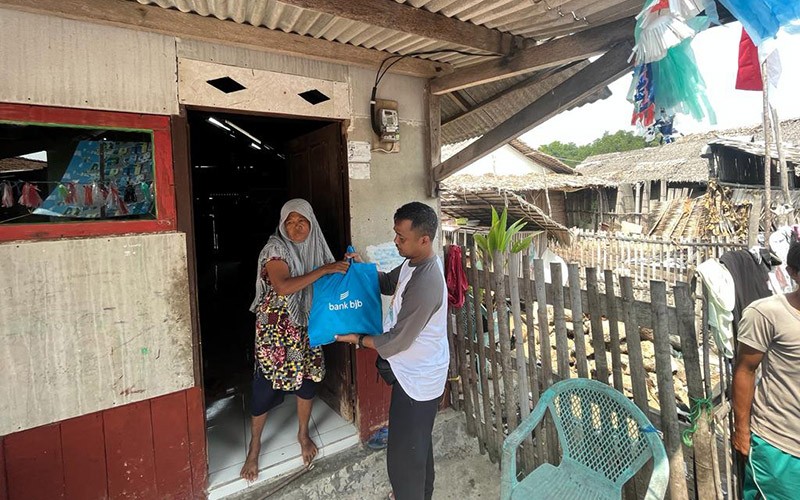 Tepat Sasaran, bank bjb Salurkan Ratusan Paket Sembako Door to Door di Pulau Panjang - Bagian 3