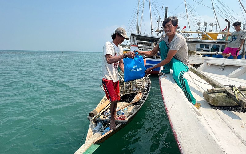 Tepat Sasaran, bank bjb Salurkan Ratusan Paket Sembako Door to Door di Pulau Panjang - Bagian 5