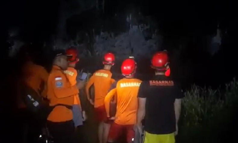 title Wisatawan Terjebak 4 Jam di Pucok Krung Aceh, Nekat Panjat Tebing Tanpa Pengaman Wisatawan Terjebak 4 Jam di Pucok Krung Aceh, Nekat Panjat Tebing Tanpa Pengaman