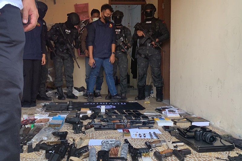 Penampakan Sejumlah Senjata Api Milik Terduga Teroris saat Digerebek Densus 88 di Bekasi - Bagian 4