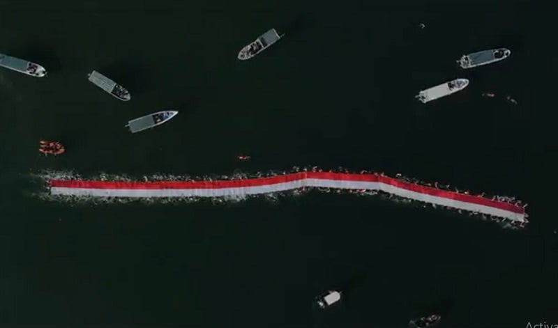 140 Perenang Kibarkan Merah Putih Raksasa di Atas Laut Makassar, Ini Penampakannya 