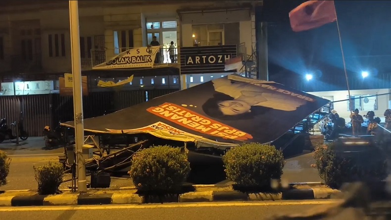 Billboard Bergambar Grace Natalie Roboh Timpa Motor Warga di Singkawang