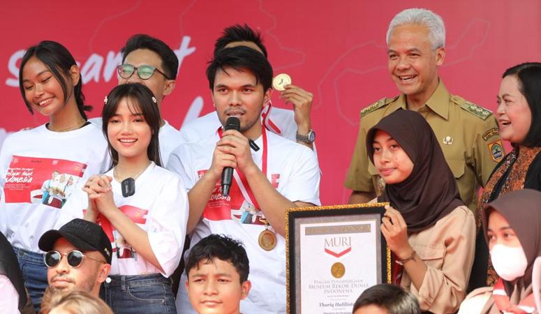 Ganjar Temani Influencer Beri Bantuan Ribuan Paket Alat Tulis: Mudah-mudahan Menginspirasi