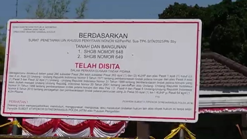 Geledah Gedung Wismilak, Reskrimsus Polda Jatim Bawa Plang Bertuliskan Telah Disita
