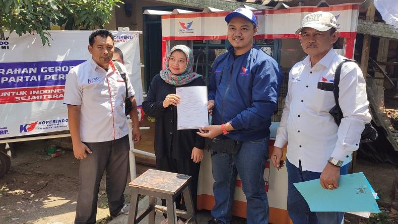 Dapat Gerobak Gratis dari Partai Perindo, Pedagang Makanan di Sukabumi Terharu 