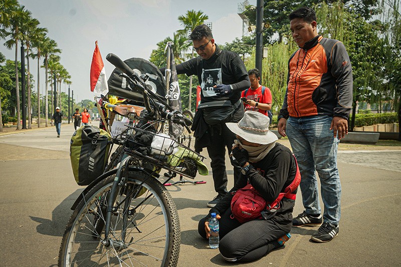 Gowes Malang-Jakarta, Pencari Keadilan Tragedi Kanjuruhan Menangis Tiba di GBK - Bagian 2