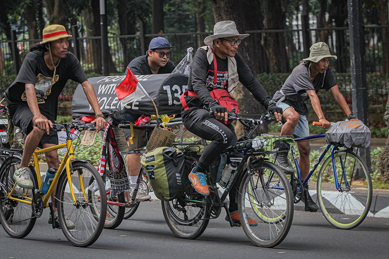 Gowes Malang-Jakarta, Pencari Keadilan Tragedi Kanjuruhan Menangis Tiba di GBK - Bagian 4