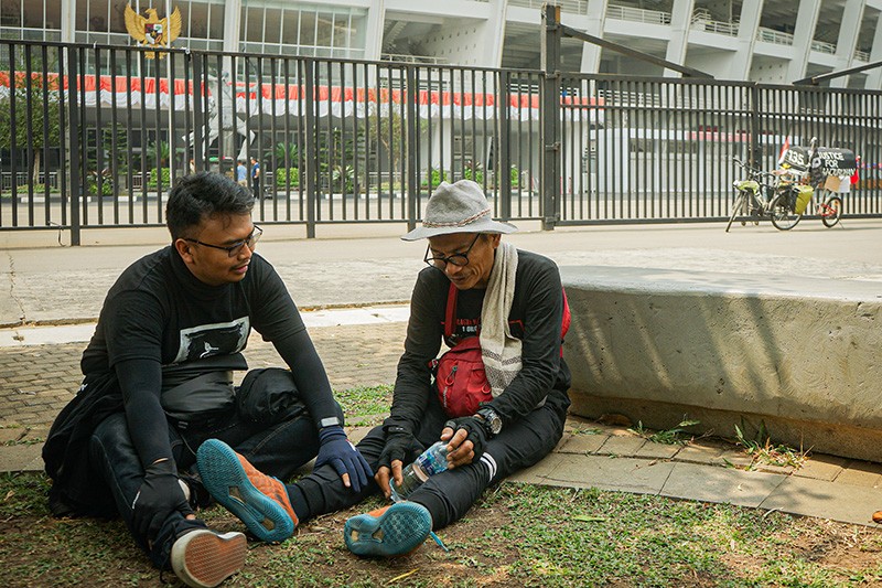 Gowes Malang-Jakarta, Pencari Keadilan Tragedi Kanjuruhan Menangis Tiba di GBK - Bagian 5