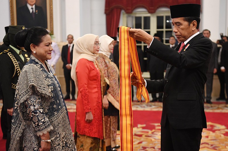 Momen Ibu Negara Iriana Cium Tangan Presiden Jokowi saat Terima Anugerah Tanda Kehormatan - Bagian 3