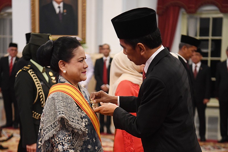 Momen Ibu Negara Iriana Cium Tangan Presiden Jokowi saat Terima Anugerah Tanda Kehormatan - Bagian 2