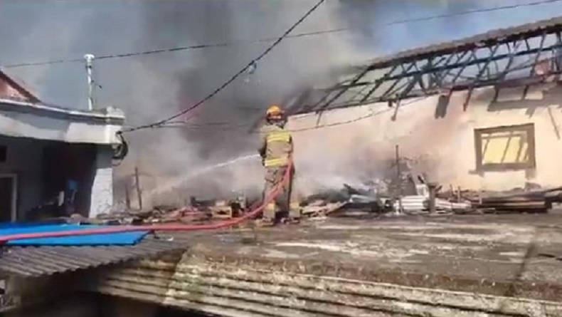 Kebakaran Rumah di Sukajadi Bandung, Api Berkobar dan Asap Berputar Mengerikan